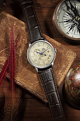 「Orient」から『Orient Bambino』にサンアンドムーンとデイ・デイト表示機能を併せ持つ最新作登場